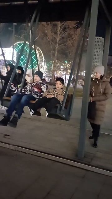 Грозном катается на качели #новоевидео # ночью городе# смотреть онлайн