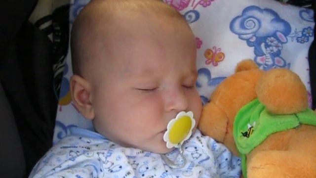 Малыш сам себе поет колыбельную смотреть онлайн