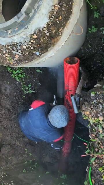 Подключение воды из кессона #дом #дача #вода #водоснабж смотреть онлайн