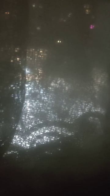 Машина на детской площадке на дорожке для людей