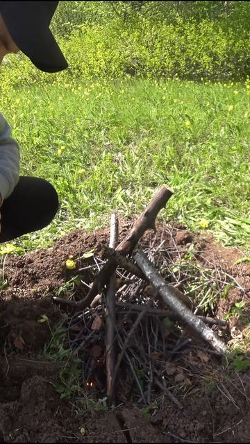 Безопасный костер в лесу.Мангал в лесу.