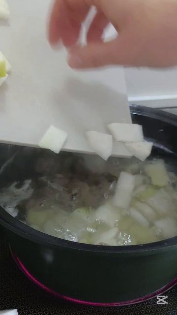 Готовим корейский суп с говядиной и редькой