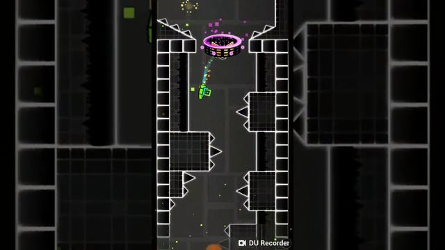 Кто лучше про или нуб Geometry Dash смотреть онлайн