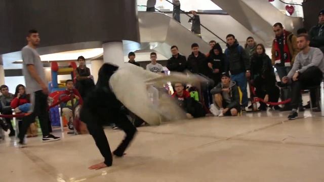 Рико задает а Дамик отвечает