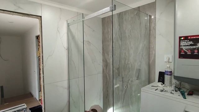 Монтаж стеклянных ограждений душевой кабины. Следующ? смотреть онлайн