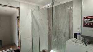 Монтаж стеклянных ограждений душевой кабины. Следующ?