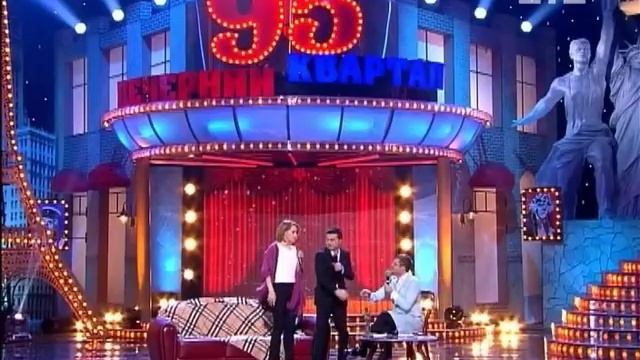 Плашки під час Новорічний Вечірній квартал (1+1, 31.12.2012) смотреть онлайн