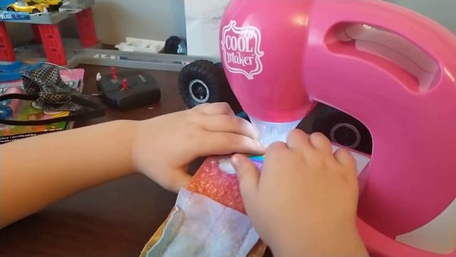 маша учится шить