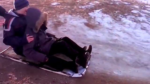 Смех угарный! Ну и с горы скатились круто ) смотреть онлайн