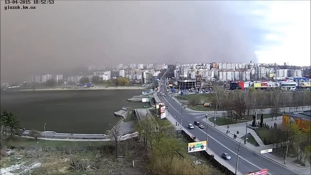Сильный ветер едва не сносит людей и транспорт с моста. Хмельницкий смотреть онлайн