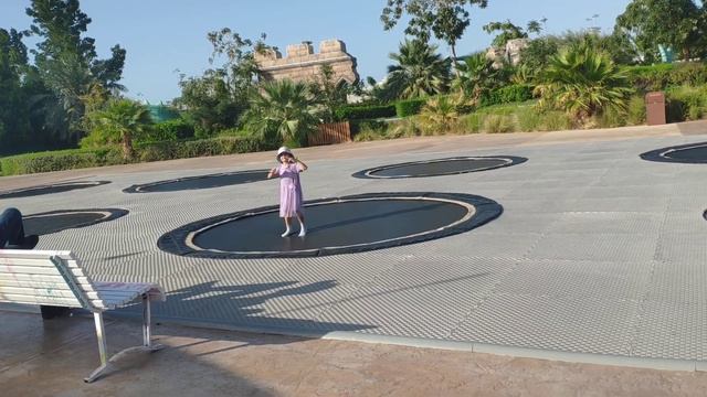 На батутах в парке аттракционов смотреть онлайн