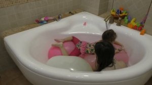 ЧЕЛЛЕНДЖ С ГИГАНТСКИМИ ВОДЯНЫМИ ШАРАМИ! КТО ПЕРВЫЙ ЛОПНИТ ОГРОМНЫЙ ШАР С ВОДОЙ?