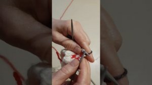 Выполнение отверстия для большого пальца на варежке