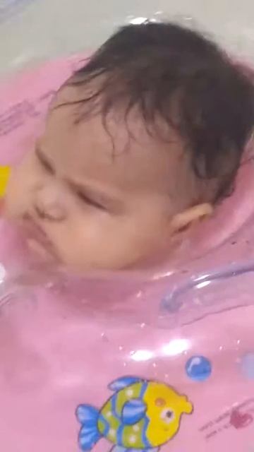 Девочка первый раз плавает смотреть онлайн