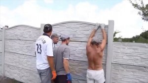 Установка бетонных панелей забора