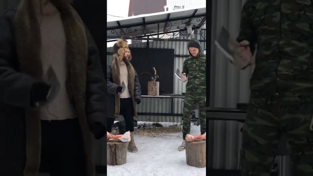 Рубим кости топором! Тест топора руной работы смотреть онлайн