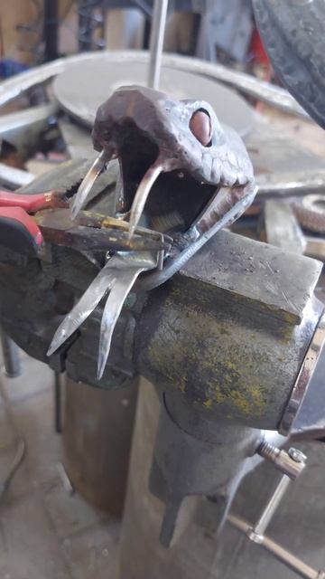 голова змея из металла. #благоустройство #ландшафтный? смотреть онлайн