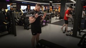 Подъём EZ-штанги (кривой штанги) на бицепс, техника выпо