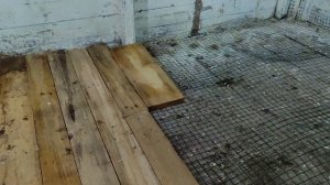 Стелим с Отцом пол в курятнике🙃