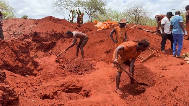 Добыча граната на реке Умба. Танзания. смотреть онлайн