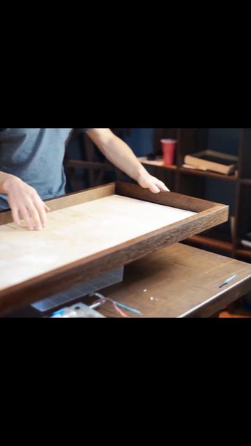 Стол из эпоксики и книг смотреть онлайн