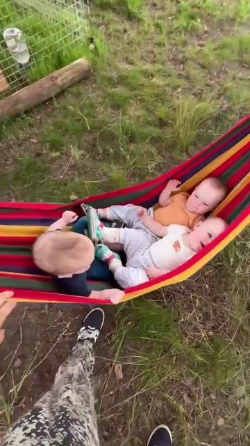 #тройняшки #ЕВМ3 отдыхаем на гамаке смотреть онлайн