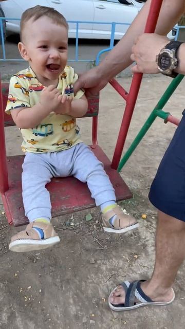 Любимые качели) Марку скоро годик #качели #накачелях #к смотреть онлайн