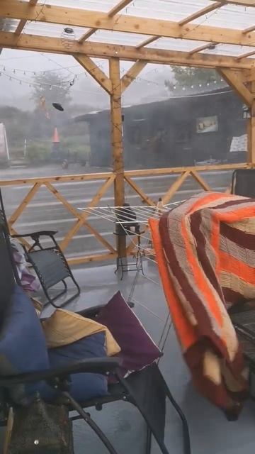 Ветер, дождь... Ураган. Терраса проходит испытания на п? смотреть онлайн