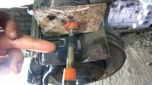 Замена передних тормозных колодок Лада Ларгус.