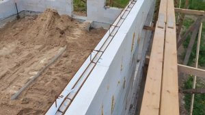 строим дом из газобетона, армопояс под крышу, размечае
