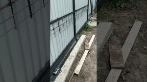 откатные ворота ,закрыл зазор ворот и земли сеткой