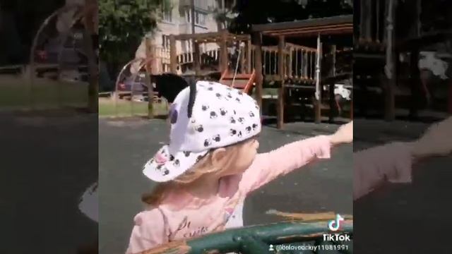 Прогулка на детской площадки . смотреть онлайн