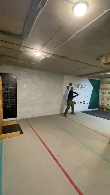 А ещё мы вот так умеем!!😉 Клуб метания ножей и топоров смотреть онлайн