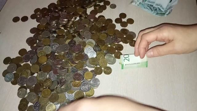 Открываю копилку,которую копила целый год