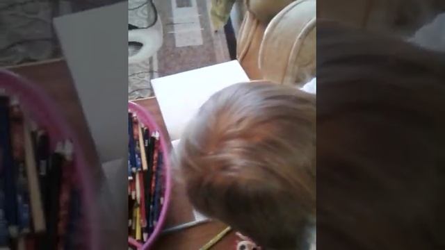 МОЯ МЛАДШАЯ СЕСТРА РИСУЕТ КУКЛУ LOL. смотреть онлайн