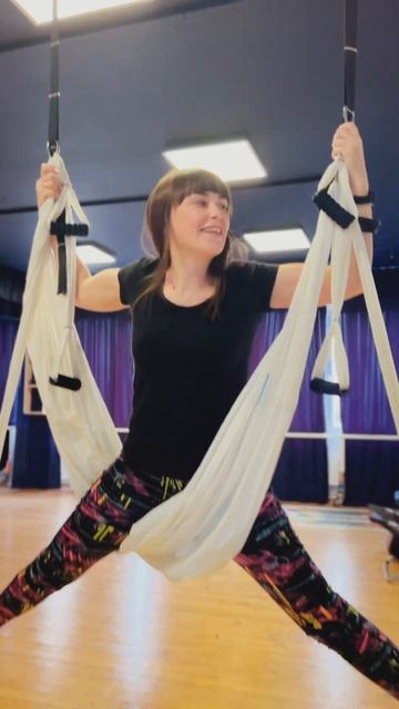 Fly yoga stretching in a hammock / Розтяжка на флай йозі у гамаках