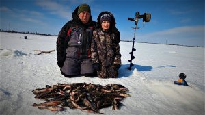 НА ДВОРЕ МАЙ И НАЧИНАЕМ РЫБАЛКУ ПО ПОСЛЕДНЕМУ ЛЬДУ)! ОКУНЬ ХОТЬ И НЕ ГОРБАТЫЙ НО ПО СВОЕМУ КРАСИВ)!