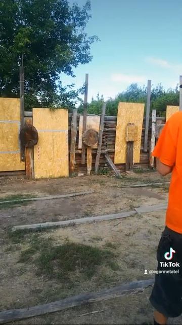 Метание топора с 4 до 10 метров