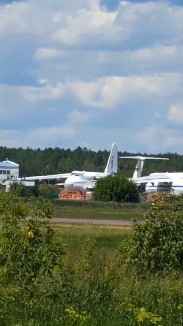 Вылез из леса, а там самолёты Русланы Ан-124 и Ил-76 ржаве? смотреть онлайн