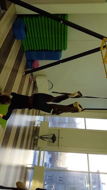 выполнение перевернутых поз в гамаках