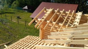 Монтаж стропил на сруб из оцилиндрованного бревна