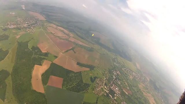 Миро скача с парашут