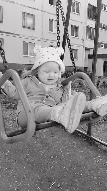 Аринка первый раз качается на качелях. 5 июня 2024 г. #доч? смотреть онлайн