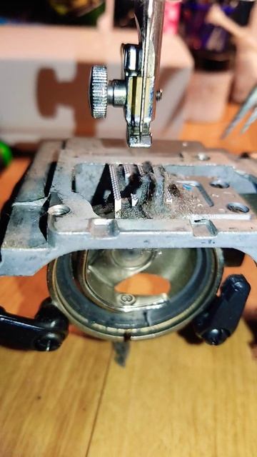 Почему машинка не продвигает материал? Ваши мысли?!? смотреть онлайн