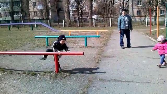Дворик киевской школы № 277, самое частое место для про? смотреть онлайн