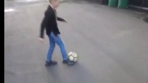 Играем в футбол во дворе