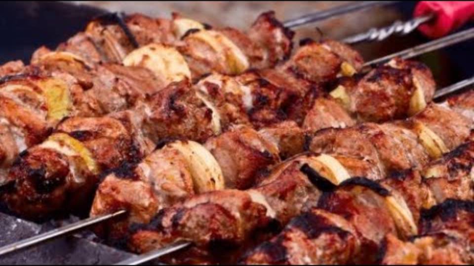 БЫСТРЫЙ ВКУСНЫЙ, МЯГКИЙ и СОЧНЫЙ Шашлык! Как замариновать свинину на майские #топыкатегорий
