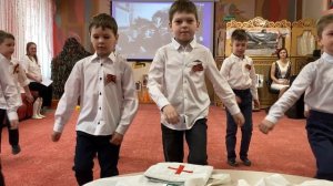 Танец "Идет солдат по городу". Группа №12 "Цветики-семицветики"