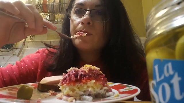 Потрясающий Мукбанг! У Каждого должна быть Песня! Сегодня про Наташу, Лену и Валю! MUKBANG salads смотреть онлайн