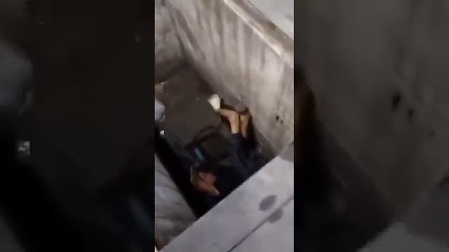 мужчина бил по груше и упал в гаражную яму смотреть онлайн
